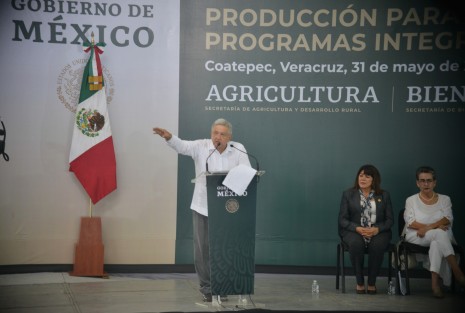 El presidentede la República, Andrés Manuel López Obrador, estuvo de visita en Coatepec, donde entregó apoyos a cafetaleros de 5 mil pesos por productor, así como becas a jóvenes y personas con capacidades diferentes.  