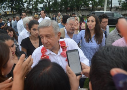 El presidentede la República, Andrés Manuel López Obrador, estuvo de visita en Coatepec, donde entregó apoyos a cafetaleros de 5 mil pesos por productor, así como becas a jóvenes y personas con capacidades diferentes.  