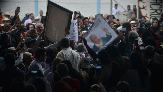 El presidentede la República, Andrés Manuel López Obrador, estuvo de visita en Coatepec, donde entregó apoyos a cafetaleros de 5 mil pesos por productor, así como becas a jóvenes y personas con capacidades diferentes.  
