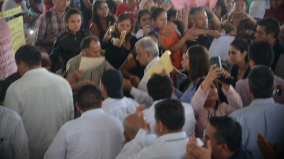 El presidentede la República, Andrés Manuel López Obrador, estuvo de visita en Coatepec, donde entregó apoyos a cafetaleros de 5 mil pesos por productor, así como becas a jóvenes y personas con capacidades diferentes.  