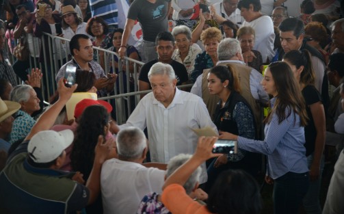 El presidentede la República, Andrés Manuel López Obrador, estuvo de visita en Coatepec, donde entregó apoyos a cafetaleros de 5 mil pesos por productor, así como becas a jóvenes y personas con capacidades diferentes.  