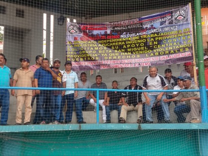 Previo a la llegada del Presidente Andrés Manuel López Obrador, para un evento en Yanga, Ver. trabajadores de los ingenios  Potrero y Providencia, ya lo esperaban para plantearle diversas inconformidades. 