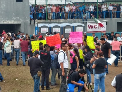 Previo a la llegada del Presidente Andrés Manuel López Obrador, para un evento en Yanga, Ver. trabajadores de los ingenios  Potrero y Providencia, ya lo esperaban para plantearle diversas inconformidades. 