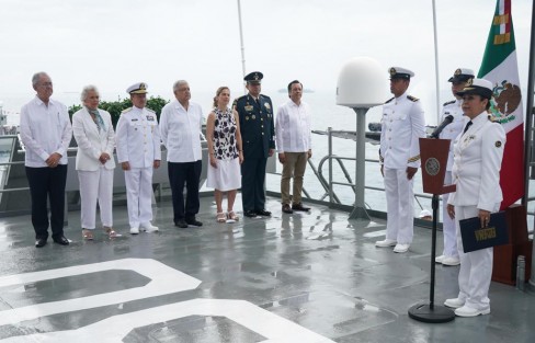 Desde el buque Papaloapan, acompañado del gobernador del estado, Cuitláhuac García Jiménez, el Ejecutivo de la Nación conmemoró el Día de la Marina Nacional en el puerto de Veracruz, reconociendo la loable labor de los elementos de la Secretaría de Marina (SEMAR) que arriesgan su vida, diariamente, por el bienestar y desarrollo del país.