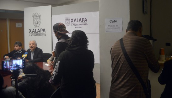 A diferencia de otras ocasiones, las conferencias de prensa del Alcalde Hipólito Rodríguez comienzan puntuales y hasta café y agua le dan a los asistentes parece que ahora sí va en serio la cuarta transformación.