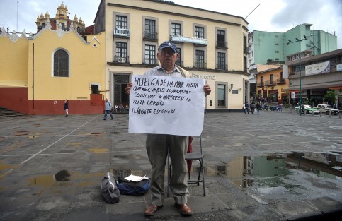 Guillermo Jiménez Olivo, docente jubilado, se manifestó en la Plaza Lerdo. Comenta que apoyó en la campaña de Cuitláhuac García hasta el punto de endeudarse, ya que le prometieron que le ayudarían y hasta hoy no lo han querido recibir en las oficinas del ahora gobernador. 