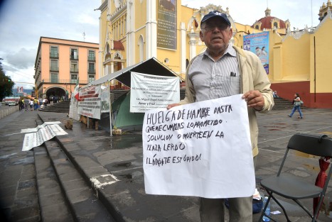 Guillermo Jiménez Olivo, docente jubilado, se manifestó en la Plaza Lerdo. Comenta que apoyó en la campaña de Cuitláhuac García hasta el punto de endeudarse, ya que le prometieron que le ayudarían y hasta hoy no lo han querido recibir en las oficinas del ahora gobernador. 