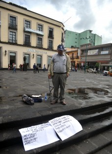 Guillermo Jiménez Olivo, docente jubilado, se manifestó en la Plaza Lerdo. Comenta que apoyó en la campaña de Cuitláhuac García hasta el punto de endeudarse, ya que le prometieron que le ayudarían y hasta hoy no lo han querido recibir en las oficinas del ahora gobernador. 