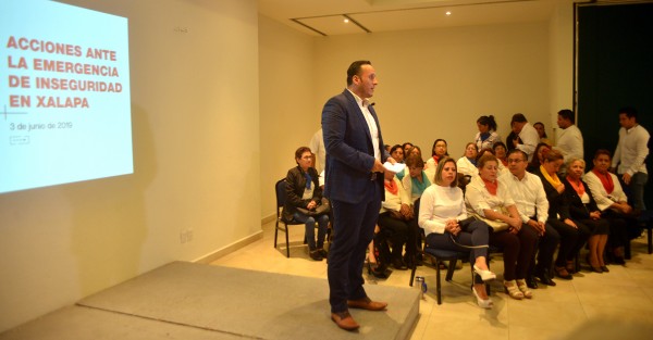 Sergio Hernández, coordinador de la bancada del PAN en el Congreso, acompañado por mujeres xalapeñas, habló sobre la inseguridad que se vive en la capital del estado y  presentó una serie de acciones a realizarse. 