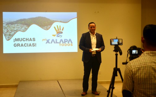 Entre las acciones está el pintado de canchas, limpieza de de áreas verdes y cambio de lámparas. Al preguntarle de dónde sacaría los recursos, dijo que sólo serviría como vínculo para pedírselo al municipio de Xalapa. 