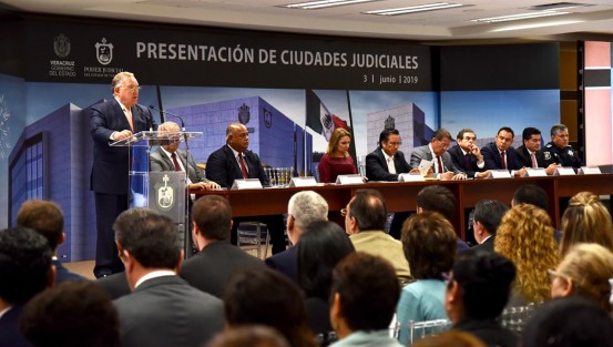 El gobernador, Cuitláhuac García acompañado del titular del Poder Judicial, Edel Álvarez; y el diputado presidente de la mesa directiva del congreso José Manuel Pozos Castro entre otras personalidades participaron en la presentación del proyecto de las Ciudades Judiciales.