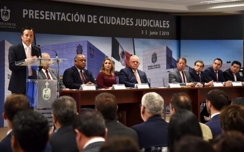 El gobernador, Cuitláhuac García acompañado del titular del Poder Judicial, Edel Álvarez; y el diputado presidente de la mesa directiva del congreso José Manuel Pozos Castro entre otras personalidades participaron en la presentación del proyecto de las Ciudades Judiciales.