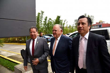El gobernador, Cuitláhuac García acompañado del titular del Poder Judicial, Edel Álvarez; y el diputado presidente de la mesa directiva del congreso José Manuel Pozos Castro entre otras personalidades participaron en la presentación del proyecto de las Ciudades Judiciales.