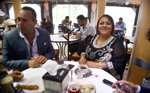 La diputada local Adriana Esther Martínez se le vio muy sonriente y en compañía de Tomás Mundo en conocido café del centro de Xalapa.