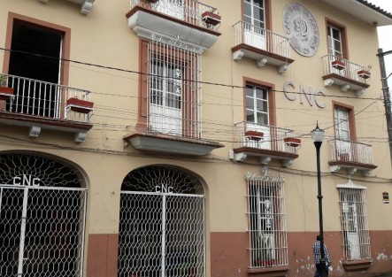 Solitario y abandonado luce el edificio de la Liga de Comunidades Agrarias en Xalapa, ya que desde agosto de 2016 los 11 empleados no reciben su salario. Les prometieron que les iban a pagar, sin embargo a la fecha no les han cumplido.