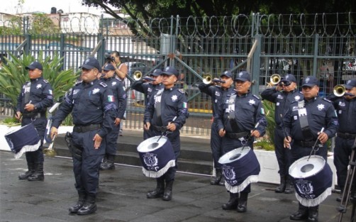 Diputados veracruzanos conmemoraron el 194 aniversario de la primera Constitución Política de Veracruz. El legislador Raymundo Andrade, ante la presencia del Director del Archivo General del Estado, Eloy Rivera, leyó la semblanza relativa a la Constitución de 1825. Participaron los diputados Jorge Moreno, Rosalinda Galindo, María Esther López, Adriana Esther Martínez, Rubén Ríos, Jessica Ramírez, Ana Miriam Ferráez, Wenceslao González y Nahúm Álvarez Pellico.