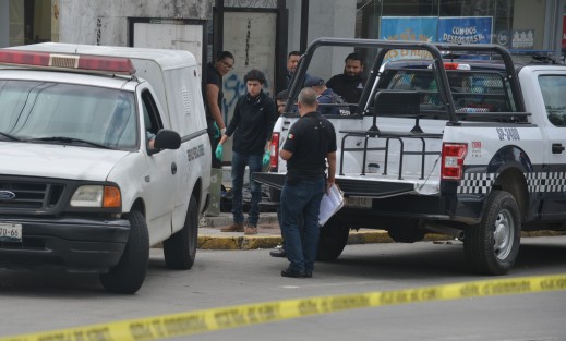 Alrededor de las 12:50 horas ejecutaron a una persona sobre la avenida Lázaro Cárdenas, de Xalapa, justo frente a una conocida tienda de colchones y una pizzería. La vialidad fue cerrada en su totalidad en esta arteria, lo que causó tremendo caos en la zona.