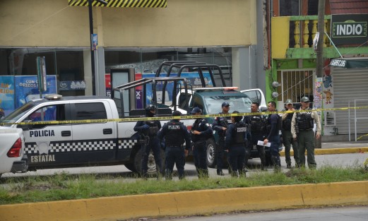 Alrededor de las 12:50 horas ejecutaron a una persona sobre la avenida Lázaro Cárdenas, de Xalapa, justo frente a una conocida tienda de colchones y una pizzería. La vialidad fue cerrada en su totalidad en esta arteria, lo que causó tremendo caos en la zona.