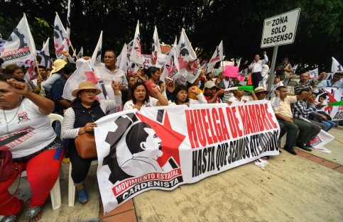 Miembros de la asociación Cardenista, partido, organización o lo que sea,  se manifiestan frente a la Legislatura; la razones las mismas de siempre, esperan que alguien los tome en cuenta.