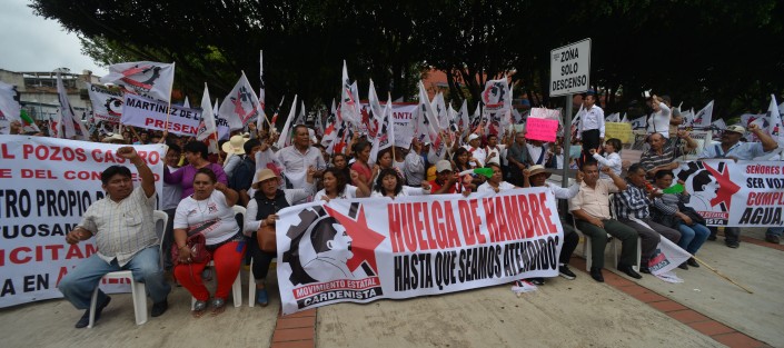 Miembros de la asociación Cardenista, partido, organización o lo que sea,  se manifiestan frente a la Legislatura; la razones las mismas de siempre, esperan que alguien los tome en cuenta.