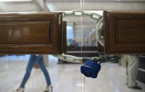 Siempre observador, el fotorreportero Víctor Fuentes detectó que las puertas del auditorio donde se realizaba el foro sobre el Plan Nacional de Desarrollo, se mantenían cerradas con  candados, yendo esta acción contra las normas de Protección Civil. Al percatarse personal del Congreso de la observación del reportero gráfico de Multigráfica, procedieron a quitar los candados. 