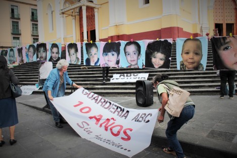Al cumplirse 10 años de la tragedia en la guardería ABC, activistas se manifestaron en Plaza Lerdo de Xalapa para demandar justicia para los pequeños fallecidos y afectados, y sus familias.  