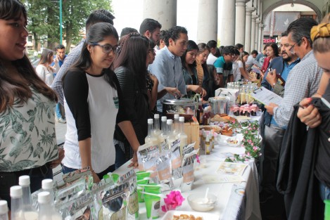 Estudiantes de la Facultad de Agronomía de la Universidad Veracruzana realizaron una Expo Agroalimentaria, como parte de su preparación académica, en la que expusieron productos con los que productores darían un valor agregado a lo que cultivan. 
