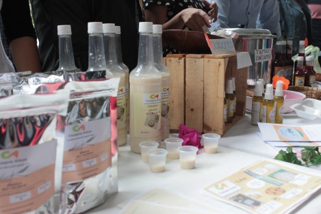 Estudiantes de la Facultad de Agronomía de la Universidad Veracruzana realizaron una Expo Agroalimentaria, como parte de su preparación académica, en la que expusieron productos con los que productores darían un valor agregado a lo que cultivan. 