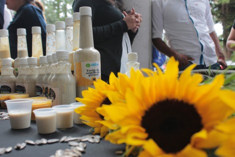 Estudiantes de la Facultad de Agronomía de la Universidad Veracruzana realizaron una Expo Agroalimentaria, como parte de su preparación académica, en la que expusieron productos con los que productores darían un valor agregado a lo que cultivan. 