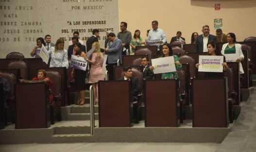 El Pleno de la LXV Legislatura del Estado de Veracruz aprobó por unanimidad, en sus términos, la Minuta Proyecto de Decreto, remitida por la Cámara de Diputados del Congreso de la Unión, por el que se reforman los artículos 2o, 4o, 35, 41, 52, 53, 56, 94 y 115 de la Constitución Política de los Estados Unidos Mexicanos (CPEUM), en materia de Paridad entre Géneros.