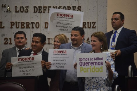 El Pleno de la LXV Legislatura del Estado de Veracruz aprobó por unanimidad, en sus términos, la Minuta Proyecto de Decreto, remitida por la Cámara de Diputados del Congreso de la Unión, por el que se reforman los artículos 2o, 4o, 35, 41, 52, 53, 56, 94 y 115 de la Constitución Política de los Estados Unidos Mexicanos (CPEUM), en materia de Paridad entre Géneros.