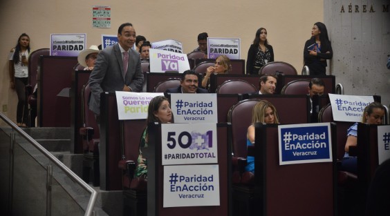 El Pleno de la LXV Legislatura del Estado de Veracruz aprobó por unanimidad, en sus términos, la Minuta Proyecto de Decreto, remitida por la Cámara de Diputados del Congreso de la Unión, por el que se reforman los artículos 2o, 4o, 35, 41, 52, 53, 56, 94 y 115 de la Constitución Política de los Estados Unidos Mexicanos (CPEUM), en materia de Paridad entre Géneros.