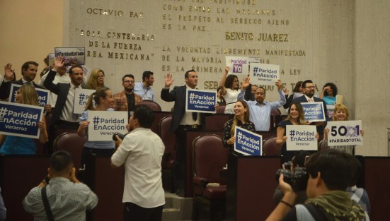 El Pleno de la LXV Legislatura del Estado de Veracruz aprobó por unanimidad, en sus términos, la Minuta Proyecto de Decreto, remitida por la Cámara de Diputados del Congreso de la Unión, por el que se reforman los artículos 2o, 4o, 35, 41, 52, 53, 56, 94 y 115 de la Constitución Política de los Estados Unidos Mexicanos (CPEUM), en materia de Paridad entre Géneros.