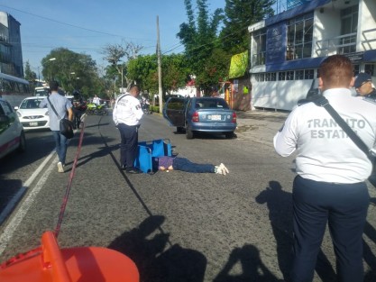 Una mujer que intentó  cerrar la puerta del coche en movimiento cuando su menor hijo la abrió, perdió la vida al caer a la calle; el menor resultó herido.Los hechos en la avenida Manuel Ávila Camacho , en Xalapa, Ver. 