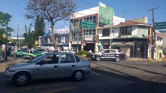 Una mujer que intentó  cerrar la puerta del coche en movimiento cuando su menor hijo la abrió, perdió la vida al caer a la calle; el menor resultó herido.Los hechos en la avenida Manuel Ávila Camacho , en Xalapa, Ver. 