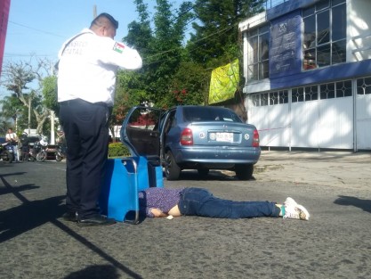 Una mujer que intentó  cerrar la puerta del coche en movimiento cuando su menor hijo la abrió, perdió la vida al caer a la calle; el menor resultó herido.