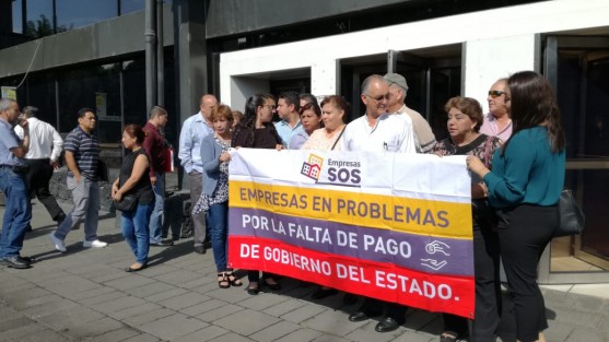 Empresarios SOS se plantaron en las instalaciones de SEFIPLAN para hacerle saber al actual  gobierno que no les han cubierto los adeudos conforme al convenio que habrían obtenido con la actual administración.