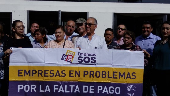 Empresarios SOS se plantaron en las instalaciones de SEFIPLAN para hacerle saber al actual  gobierno que no les han cubierto los adeudos conforme al convenio que habrían obtenido con la actual administración.