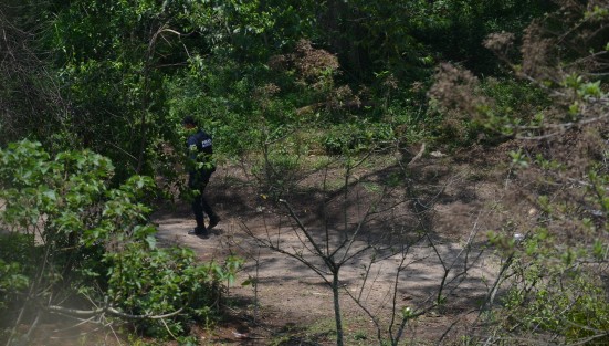 Durante el recorrido que realizó nuevamente la agencia Multigráfica se puede ver qué policías municipales siguen resguardando el lugar, seguramente para que no se roben la basura.