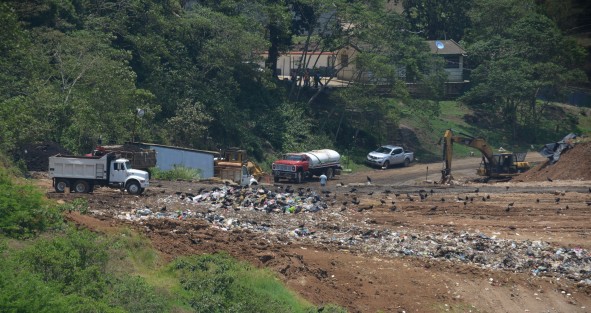 Representantes de VEOLIA dan su postura sobre la negativa del Ayuntamiento de Xalapa de entregar el relleno sanitario de El Tronconal, lo cual se debía haber cumplido este viernes. Anuncian que tomarán las medidas pertinentes.