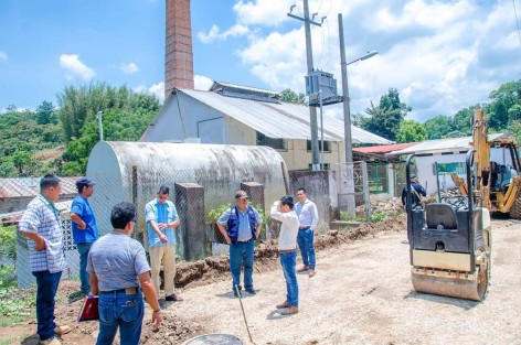 La mañana de este viernes 7 de junio, el alcalde Mario A. Chama Díaz acompañado del Secretario del Ayuntamiento Zimri Abimelech Arellano y la Dirección de Obras Públicas, supervisaron los trabajos en líneas de conducción y habilitación de tanques de almacenamiento en la Planta Potabilizadora del Municipio. 