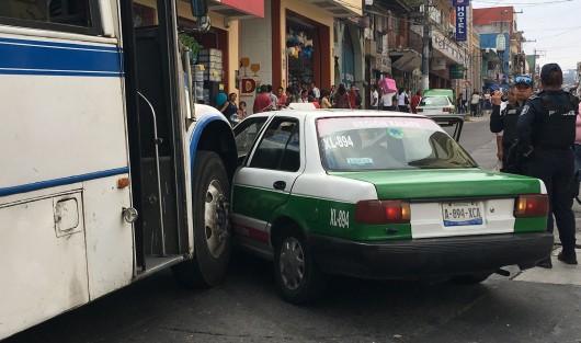 Accidente vial en la avenida Revolución, con los protagonistas de siempre, causó caos vial a la altura de El Árbol. 