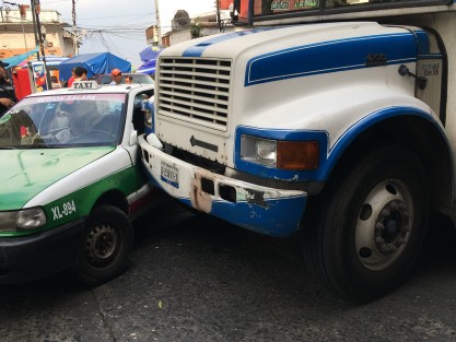 Accidente vial en la avenida Revolución, con los protagonistas de siempre, causó caos vial a la altura de El Árbol. 