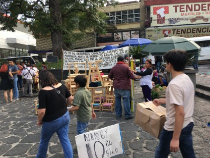 Comerciantes de MILES invadieron la Plazuela del Carbón con sus puestos, aprovechando que el sábado no trabajan los inspectores municipales.  