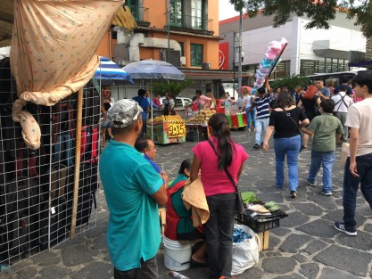 Comerciantes de MILES invadieron la Plazuela del Carbón con sus puestos, aprovechando que el sábado no trabajan los inspectores municipales.  