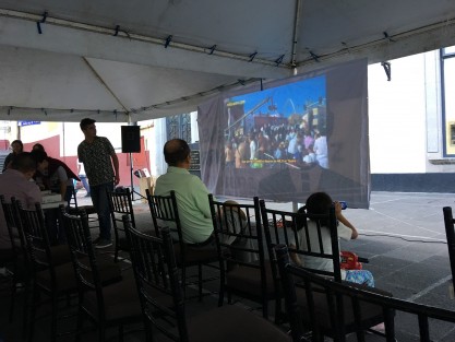 En Plaza Lerdo fue instalada una carpa, donde con un complejo sistema técnico se transmitió en una pantalla, el mensaje del Presidente López Obrador en Tijuana. Personal de Protección Civil vigiló el evento.  