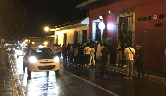 No estaría de más que autoridades de Comercio y Protección Civil municipal de Xalapa se dieran una vuelta por antros de la capital, para supervisar las condiciones en que operan. Como ejemplo este en Xalapeños Ilustres en donde los <em>parroquianos</em> desde temprana hora invaden un carril de la calle con la intención de ingresar al reducido local que carece de salida de emergencia. 