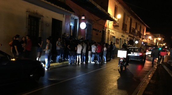 No estaría de más que autoridades de Comercio y Protección Civil municipal de Xalapa se dieran una vuelta por antros de la capital, para supervisar las condiciones en que operan. Como ejemplo este en Xalapeños Ilustres en donde los <em>parroquianos</em> desde temprana hora invaden un carril de la calle con la intención de ingresar al reducido local que carece de salida de emergencia. 
