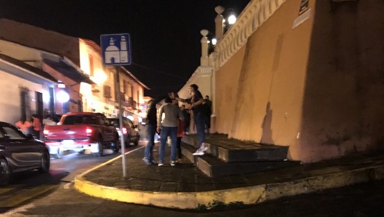 Es de señalar que el citado antro se encuentra justo frente a una iglesia, lo cual, al menos en el bando de policia y buen gobierno, supuestamente, está prohibido; a más que vecinos han señalado que a ellos nunca se les consultó para abrirlo y que los escándalos de jóvenes son constantes. 