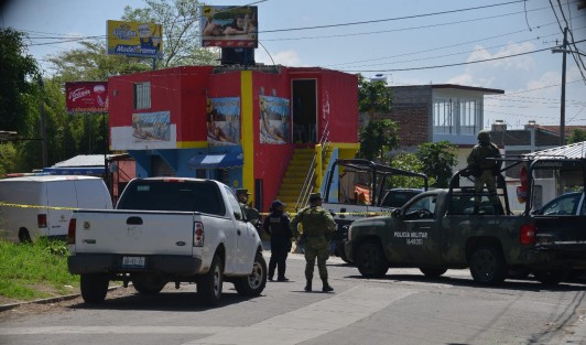 A solo cinco minutos del Cuartel de policía de El Lencero, en el Bar denominado <em>Los Potrillos</em>, ejecutaron a 3 personas; al parecer es la propietaria, su marido y otra persona más quien quedó en un taxi a las afueras del lugar.  